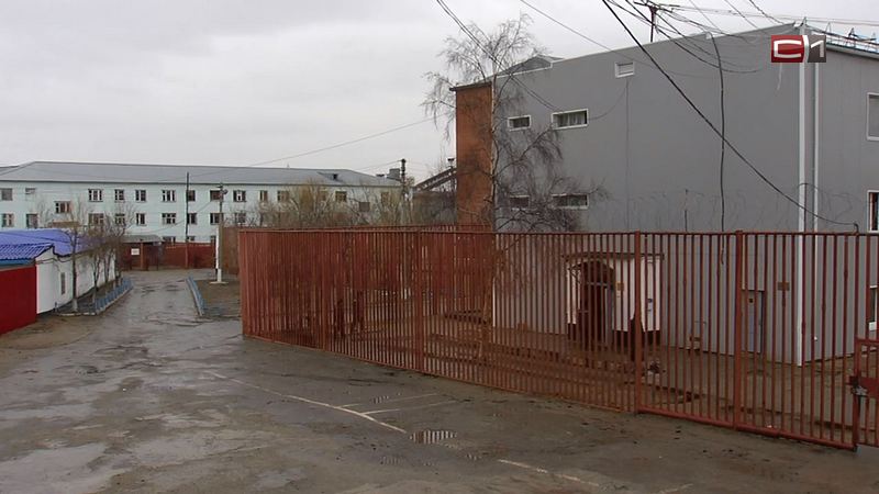 Заставлял осужденных чинить свой автомобиль: в колонии Югры уволили начальника