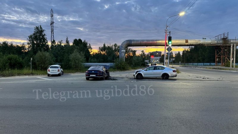 ДТП с тремя автомобилями произошло на перекрестке в Сургуте