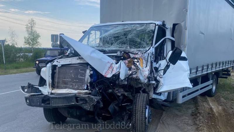 Автоавария с двумя грузовиками произошла на трассе в Нягани