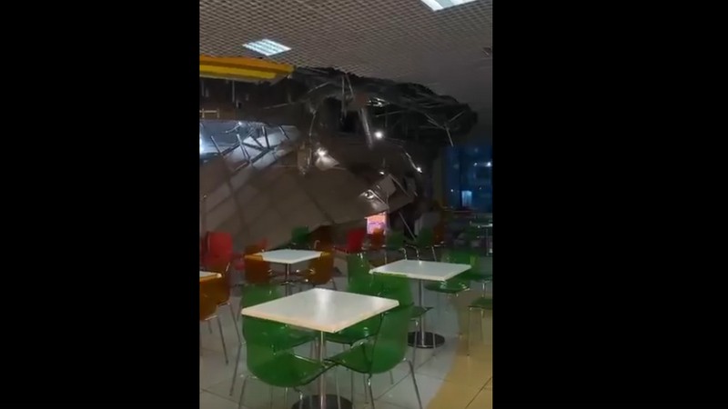 Из-за ливня обрушилась крыша торгового центра в Нягани. ВИДЕО