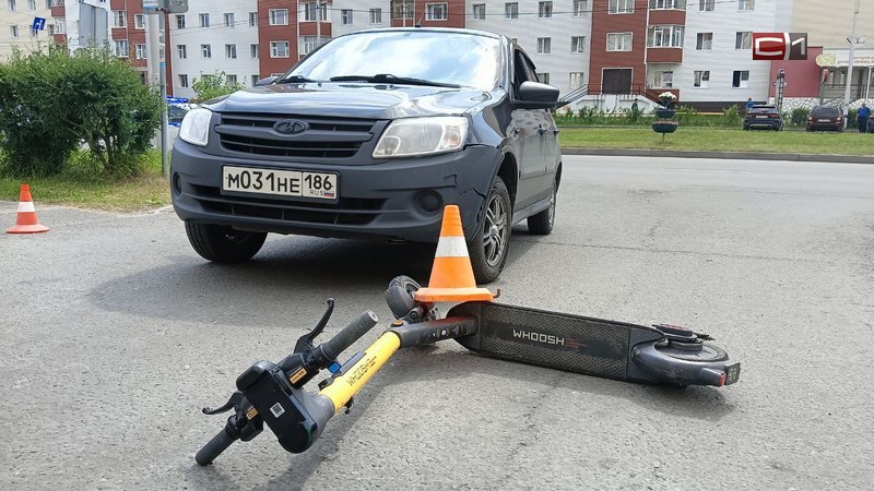 Девушку на электросамокате сбила машина на Комсомольском в Сургуте