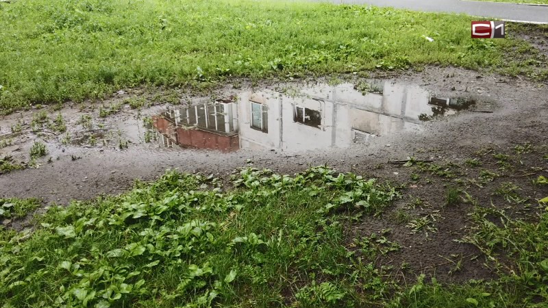 «Технологическое нарушение на водоводе»: на Дзержинского в Сургуте прорвало трубу