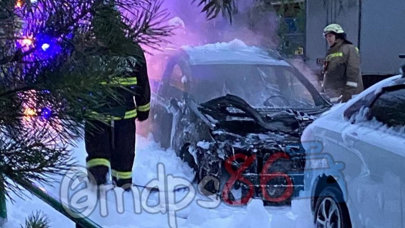 Два автомобиля загорелись на улице Университетской в Сургуте