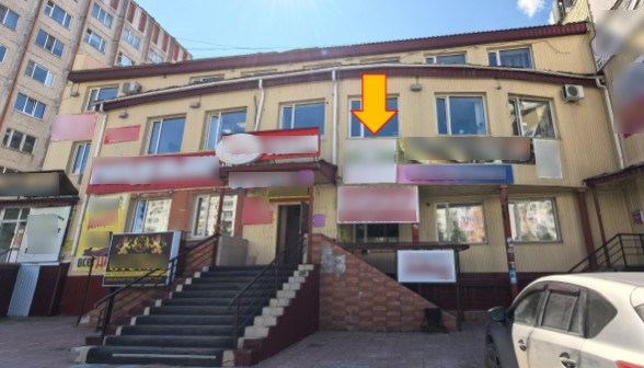 В Сургуте офисное здание очистят от десятка рекламных баннеров