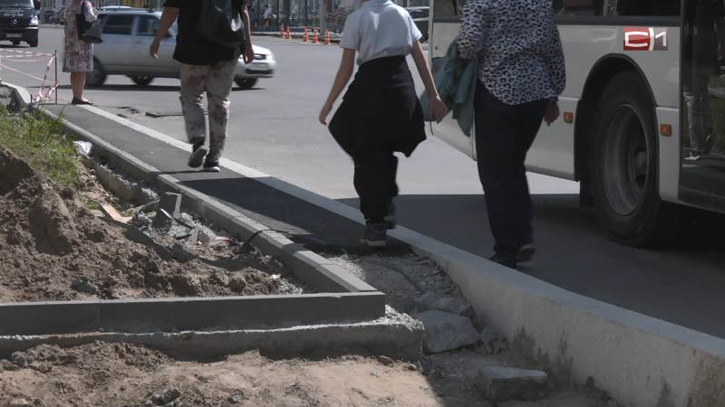 Вдоль дорог в Сургуте стали обустраивать технические тротуары