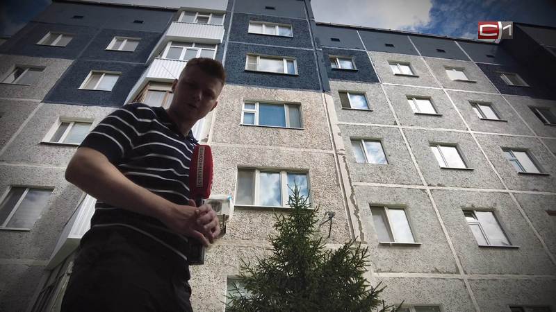 Жители Сургута высказались о покраске дома в центре города в черный цвет