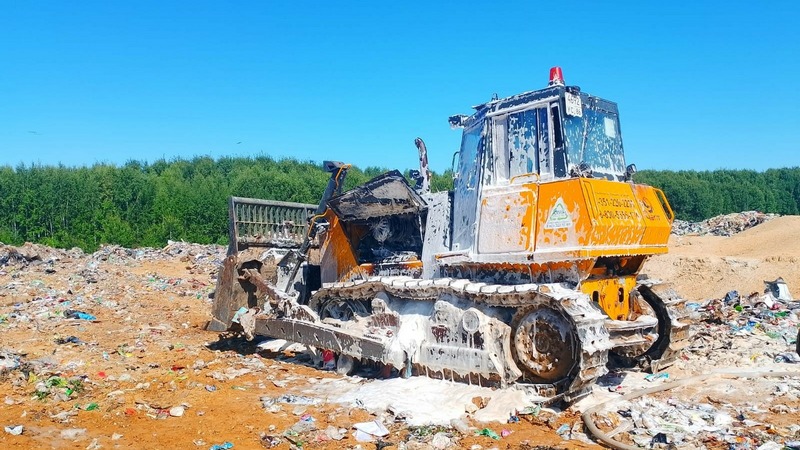 Бульдозер загорелся на мусорном полигоне в Югре