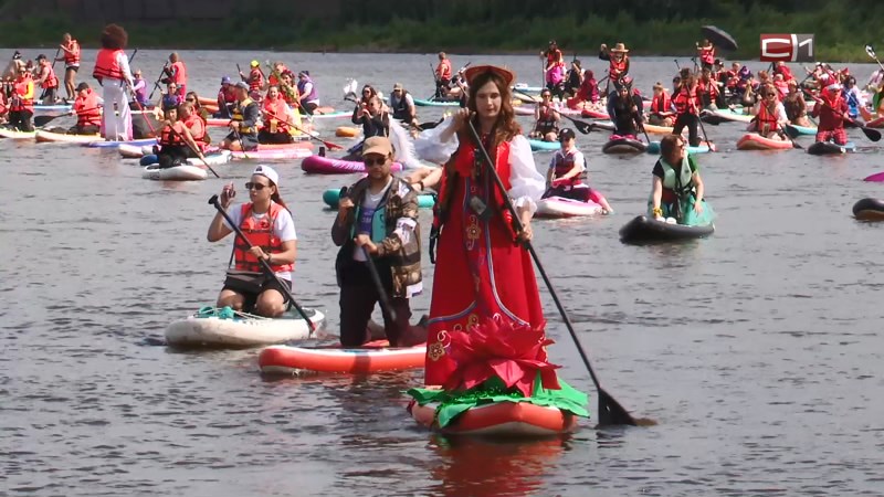 Люди, собаки и утка стали участниками заплыва на сапбордах в Тюмени