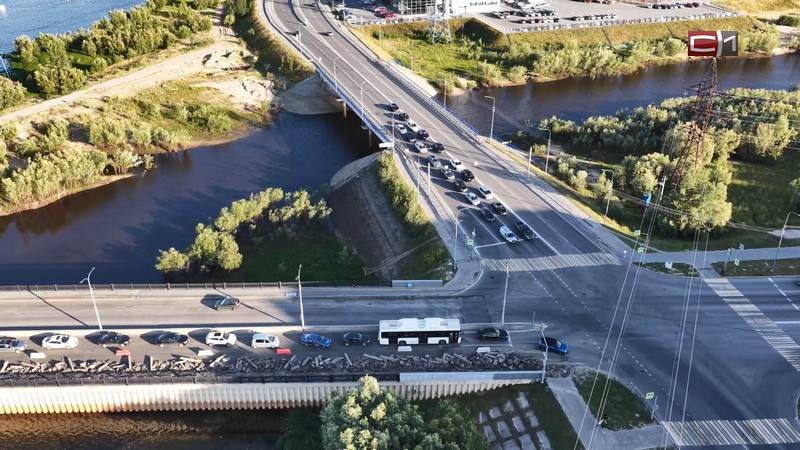 В Сургуте ремонтируют тротуар и дорогу на мосту Мелик-Карамова