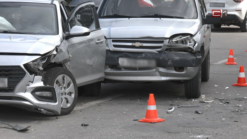 Два автомобиля столкнулись в Сургуте на улице Музейной, где перекрыто движение. ФОТО
