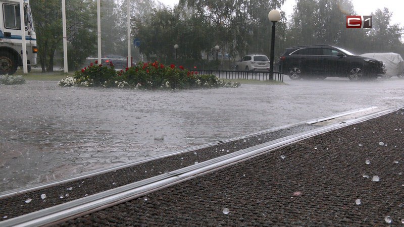 Град, ливень и шквальный ветер обрушились на Сургут