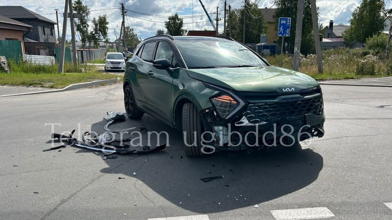 Авария при выезде со двора произошла в Сургуте