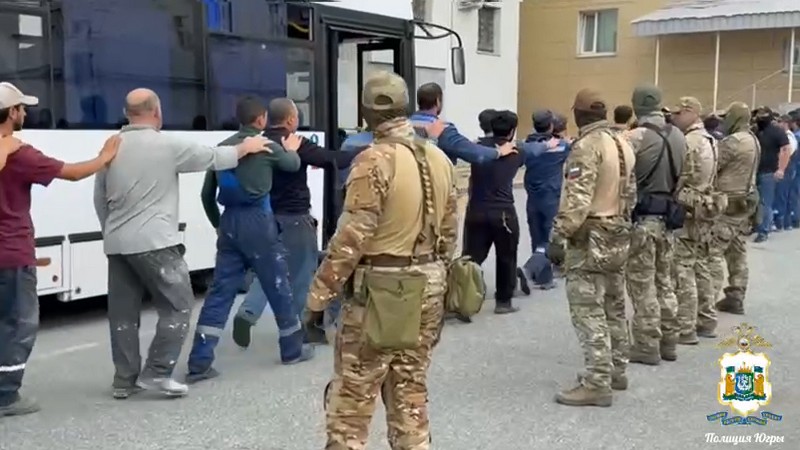 В Сургуте  сотню рабочих-иностранцев доставили в отдел по вопросам миграции