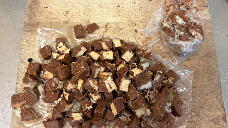 Югорчанин в СИЗО пытался передать осужденному сим-карту в конфетах