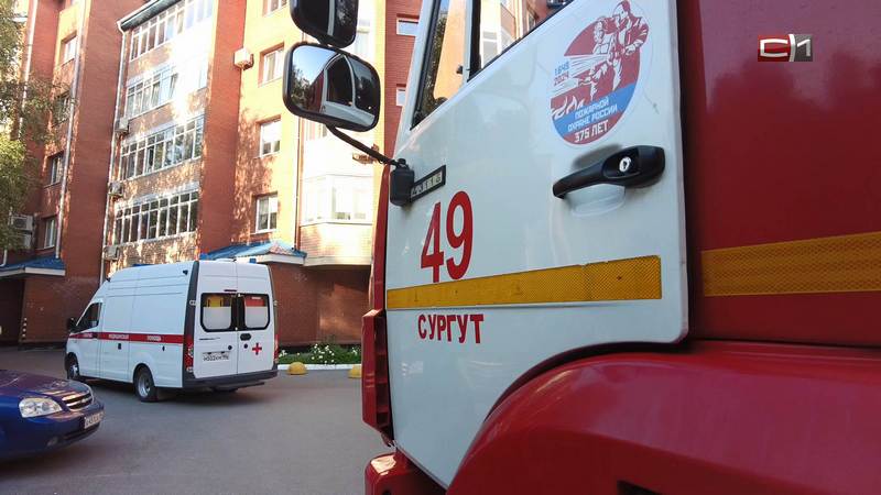 В Сургуте горела пятиэтажка, троих жильцов спасали пожарные