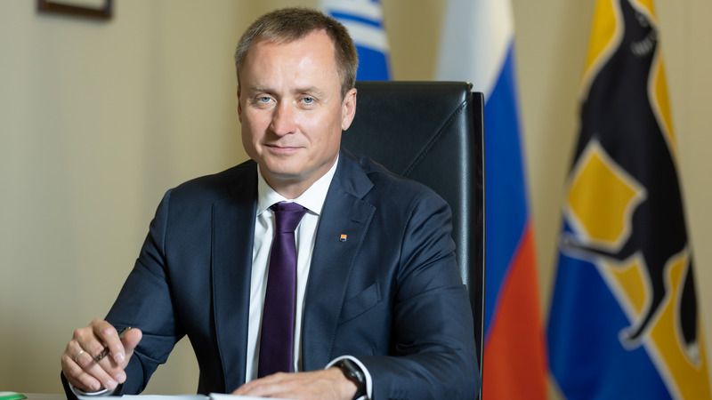 С Днем знаний учеников, педагогов и родителей поздравил глава Сургута