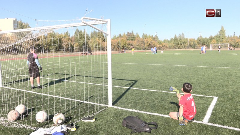 Новое футбольное поле открыли в поселке Сургутского района