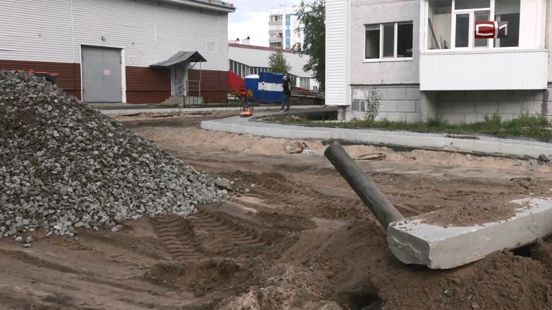 В одном из дворов Сургута посреди парковки решили сделать «клумбу»