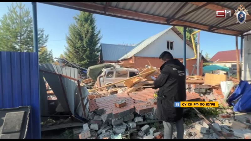 Уцелел чудом: в Югре на водителя рухнул гараж после взрыва газового оборудования