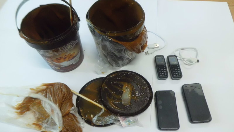 В банках сгущенки пытались передать телефоны в колонию Сургута