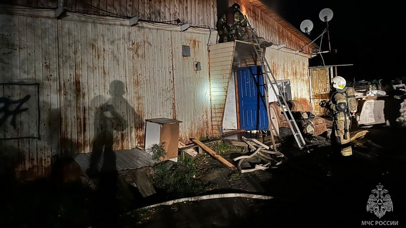 Из пожара в Югре сотрудники МЧС спасли двоих детей