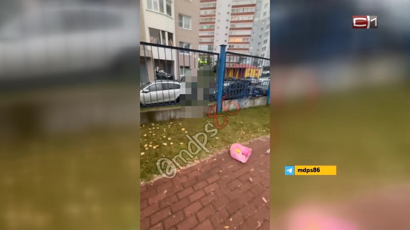 Дети забросали пакетами с мусором территорию детского сада в Сургуте
