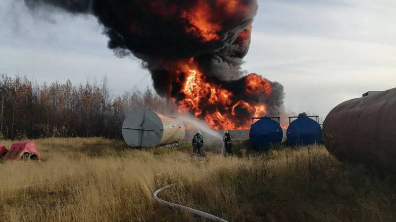 Три бака из-под дизельного топлива горят на предприятии в Югре