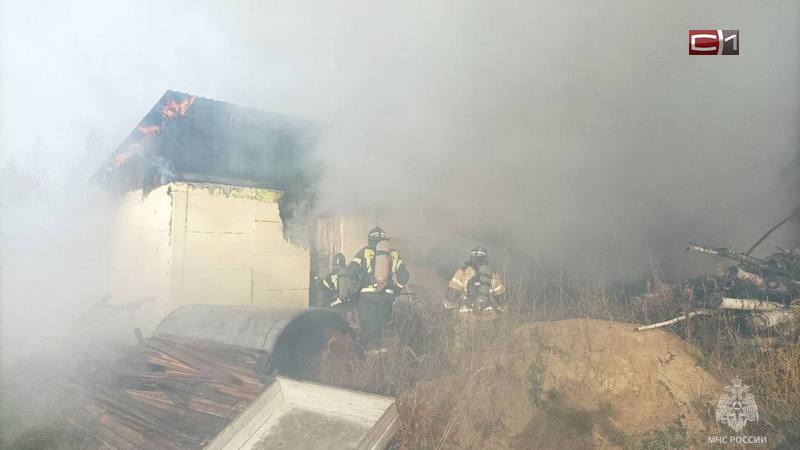 Огонь уничтожил дом и пристройку в дачном кооперативе в Югре