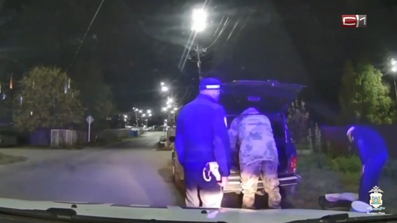 Ловили стерлядь ведрами: в Югре сотрудники ГАИ остановили двух браконьеров