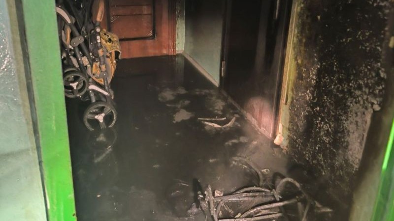 Эвакуировали 13 человек: в подъезде многоэтажки в Югре загорелась коляска