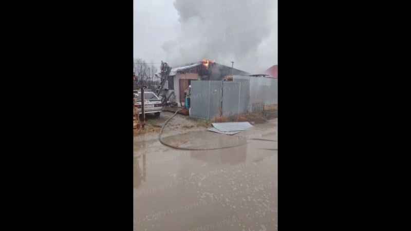 В одном из дачных кооперативов Сургута загорелось здание