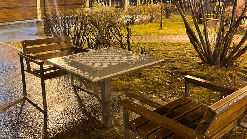 В «Сквере ветеранов» в Сургуте появились уличные шахматные столы