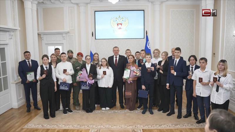 Руслан Кухарук вручил школьникам Югры их первые паспорта 