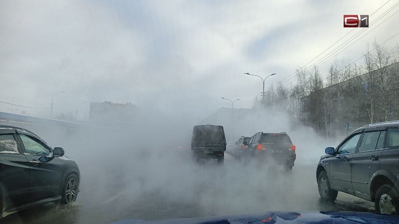 Проезжую часть по проспекту Пролетарскому в Сургуте залило водой. ФОТО