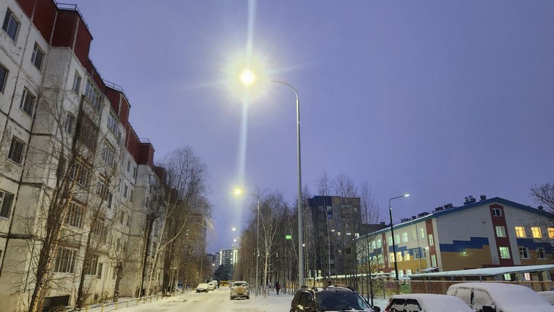 Возле школ и детсадов в 25 микрорайне Сургута установили новые фонари 