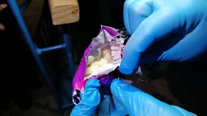 В Югре задержали подозреваемого в сбыте наркотиков в особо крупном размере