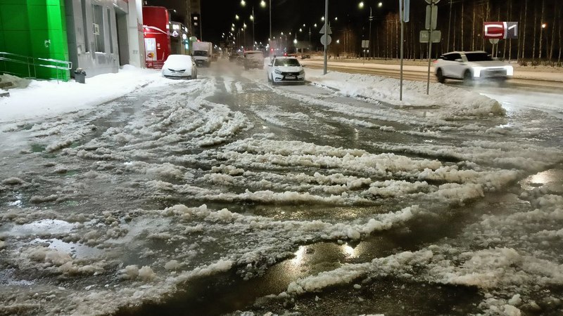 Улицу залило водой в Сургуте из-за аварийной ситуации с коллектором