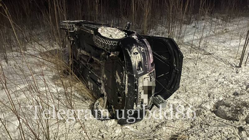 В Югре молодой водитель не справился с управлением — машина оказалась в кювете