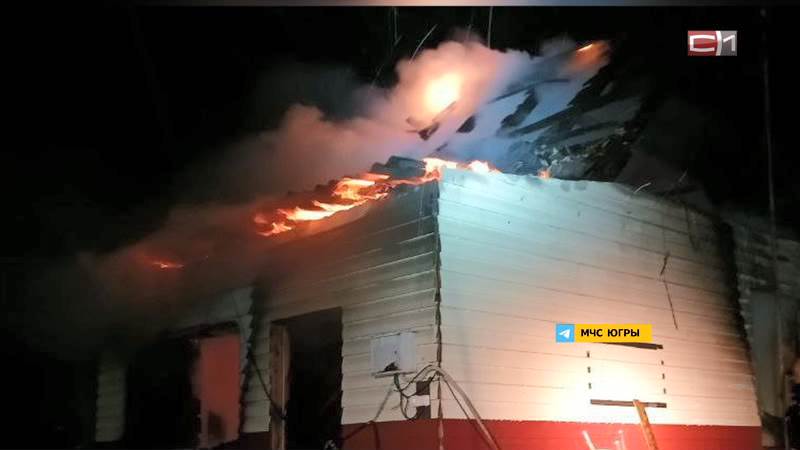 В столице Югры в пожаре сгорел дачный домик и пострадал его хозяин