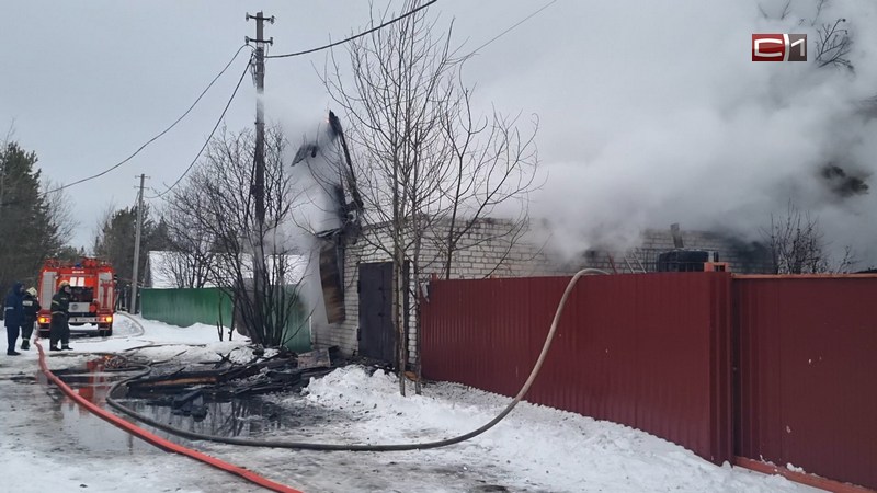 В Сургуте в одном из дачных кооперативов загорелся дом