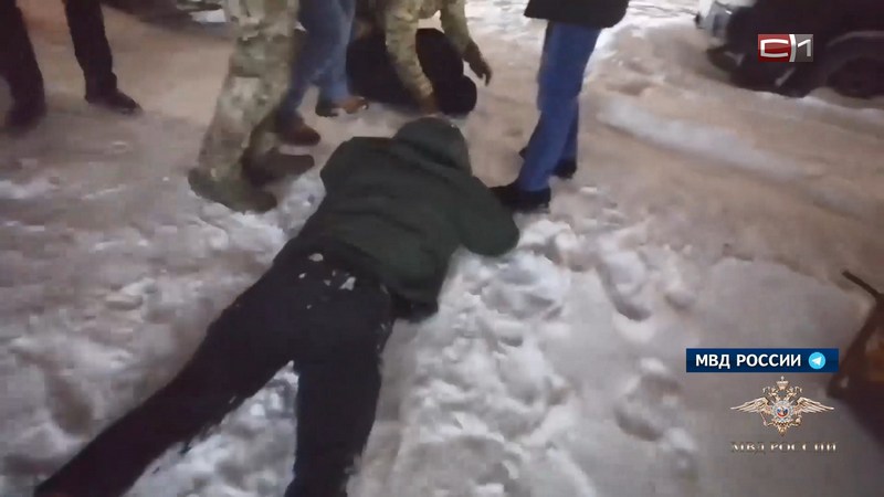 Обманывали людей по всей стране: банду из 4 мошенников задержали в Сургуте