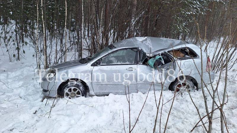 На трассе в Югре иномарка вылетела в кювет и опрокинулась
