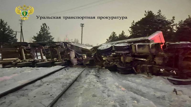 Локомотив столкнулся с грузовиком на ж/д переезде в Сургутском районе