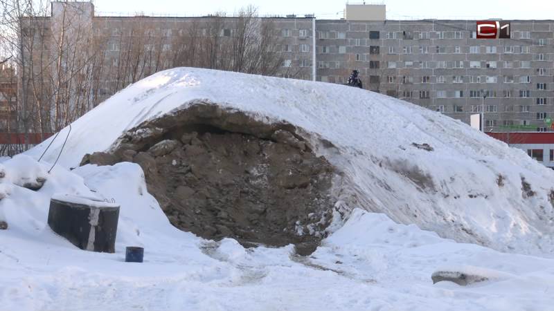 Песчаную гору на проезде Мунарева в Сургуте уберут только весной