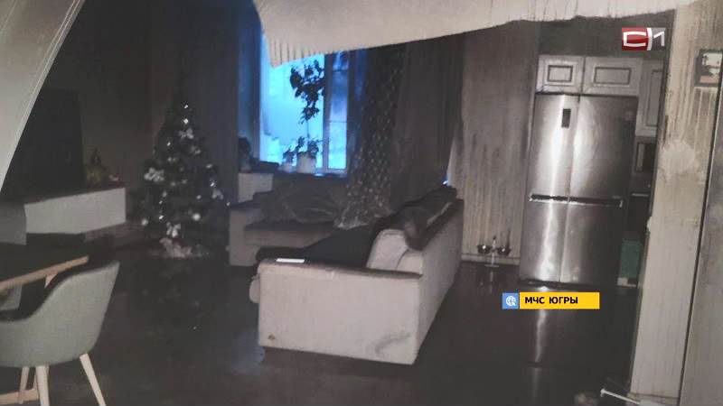 В Югре загорелась квартира в многоэтажке: спасатели эвакуировали 12 человек