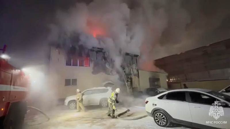 Крупный пожар произошел в здании СТО в Югре