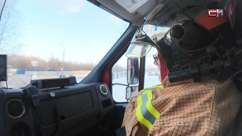 Сургутские пожарные исполнили мечту юного участника акции «Елка желаний»