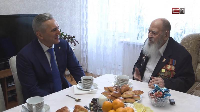 Губернатор Тюменской области поздравил ветерана ВОВ с наступающим Новым годом 