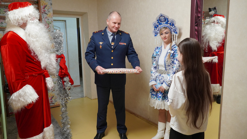 Глава УФСИН по Югре исполнил новогодние мечты юных сургутян
