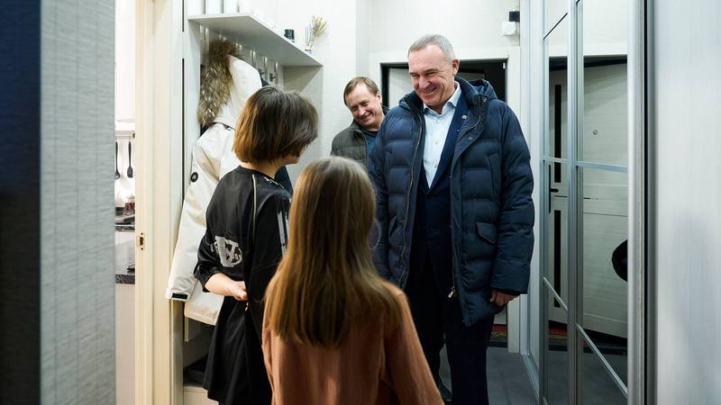 Две сестры из Сургута получили новогодние подарки от губернатора Югры